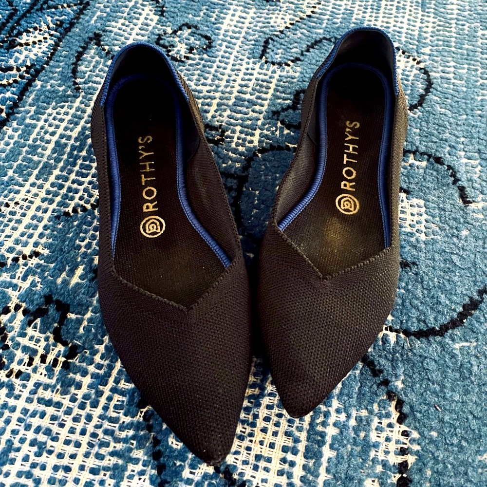 Size 8.5 black points. Excellent used condition.